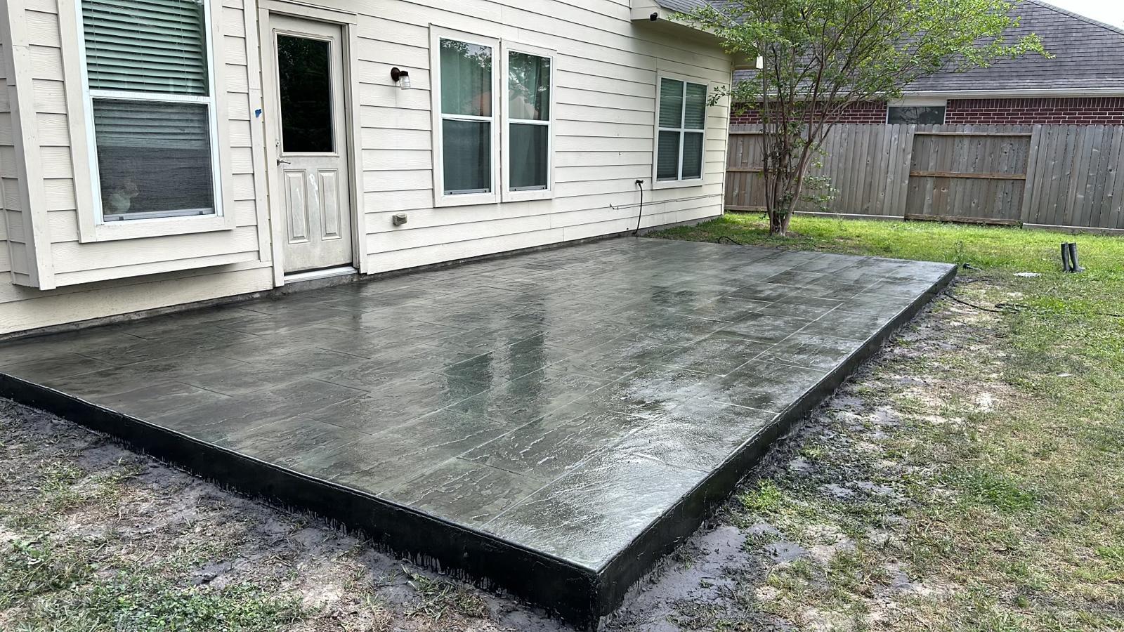 Patio trasero concreto estampado gris oscuro